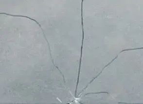 半鋼化玻璃破碎后.jpg